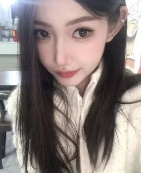 长相甜美的兼职女大学生