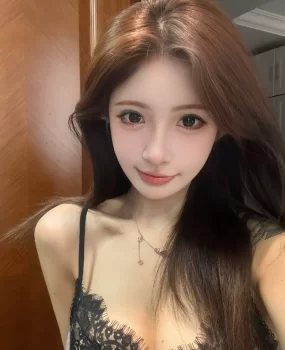 长腿丝袜蜜桃臀妹子    嫣儿