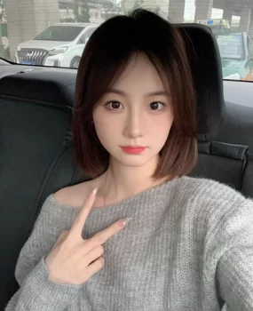 成都03年粉嫩美乳小妹