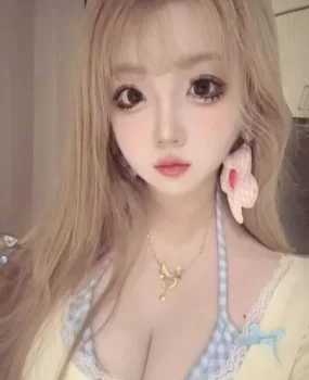 天河在校金发大奶美女