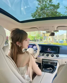 高挑白皙汽车销售气质小姐姐