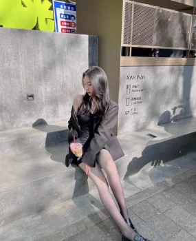 秀美黑丝袜高铁上乘务员卖奶茶的小姐姐