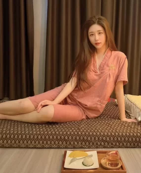 在小沐足店做按摩身材苗条性感成熟御姐真实本人