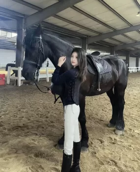 马场里教骑马术的火辣白皙肌肤教练小姐姐