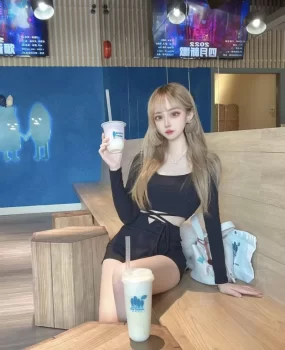 珍珠奶茶妹妹甜甜的乳沟性感胸挺挺下班兼