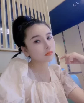 资深狼友力荐，紧逼小少妇，口活一流