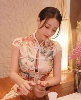 操了个气质女神，粉红粉嫩多汁，很乖很配合！