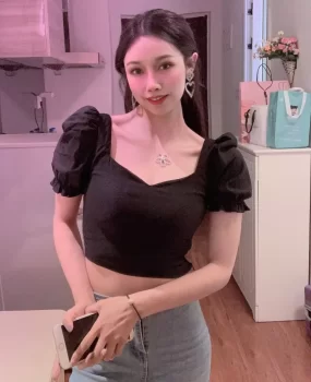 和发骚的女人在床上玩弄下胯部的大鸡吧 感受还是挺好的 屌的骚妇很满意