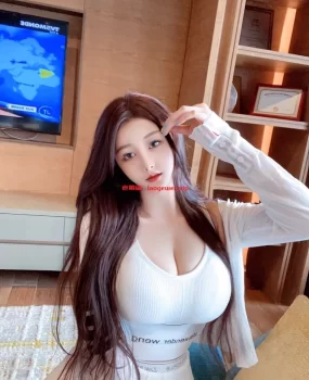 三通蕾丝爆乳嫩模学生妹